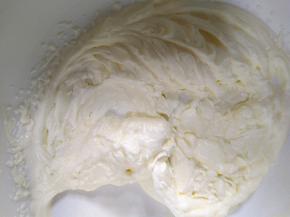 在淡奶油中加入细砂糖，打至纹路明显，打蛋器提起能拉出坚挺的角，然后放入冰箱冷藏备用