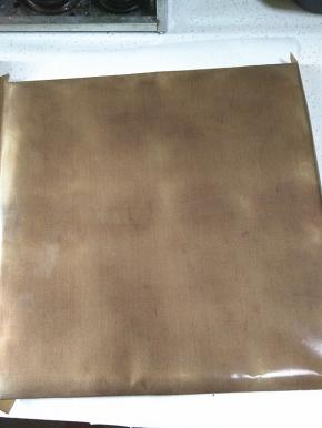 .取一张油纸铺好，将凉透的蛋糕坯倒扣在上边