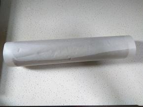 按照折、压、提、卷、收的手法将蛋糕坯卷起，放冰箱冷藏定型就可以了