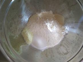 将除黄油外所有材料放到盆内，酵母和糖、盐分开放