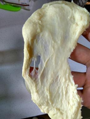 面团揉到扩展阶段