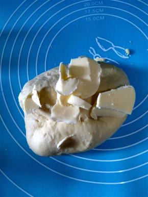 加入黄油继续揉