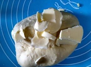 加入黄油继续揉