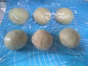 将面团平均分成6份，轻轻滚圆，盖上保鲜膜松弛20分钟