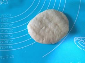 将松弛好的面团轻压排气