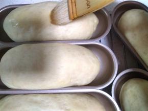 烤盘取出。预热烤箱，180度，上下管。烤箱预热时把面团表面刷一层蛋液