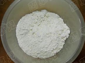 准备好面粉。