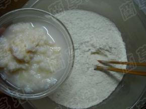 酒酿倒入面粉中，拌成絮状。
