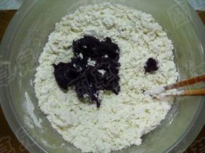 紫薯切小块，如微波炉叮熟 ，捣成泥状。 紫薯泥倒入面粉中，拌匀。