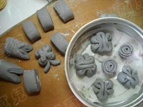 分割成若干小块，做成馒头生胚；馒头生胚放入笼屉。