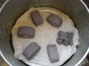 锅中水开，放入笼屉，大火蒸20分钟。蒸好后，关火焖5分钟。
