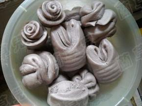 蒸好的馒头松软可口，酒香扑鼻。