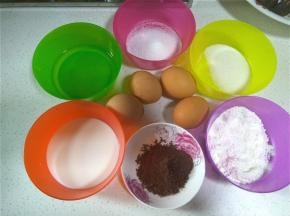 先制作蛋糕卷。将所有材料分别称量准备好