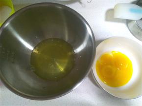 鸡蛋的蛋白蛋黄分离，分别装到无水无油的大碗里