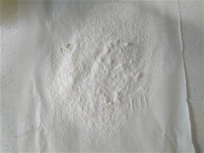 低筋面粉过筛备用