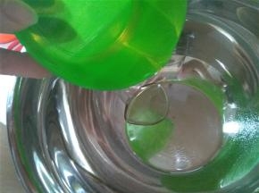 将色拉油倒入一个大碗里