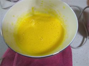 使用电动打蛋器搅打至粘稠发白