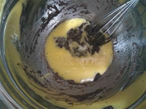 将搅打好的蛋黄加入之前搅拌好的液体中，搅拌均匀