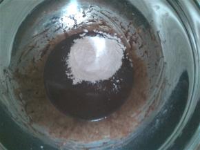 加入过筛后的低筋面粉