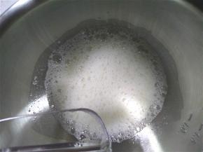 打至粗泡后加入三分之一细砂糖