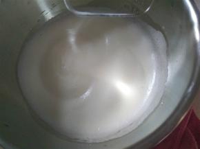 打至出现纹路加入剩下的细砂糖