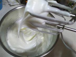 将蛋白打至湿性发泡8成，出现大弯勾状态。预热烤箱，上下火，150度。