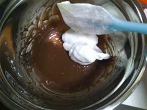 先取三分之一蛋白霜加入可可糊中