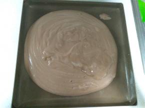 将翻拌好的蛋糕糊倒入烤盘中