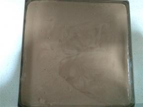 稍微倾斜烤盘，使蛋糕糊铺平。