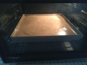 振盘3次后，放入预热好的烤箱，中下层，烘烤20分钟左右。烤好后取出晾凉。