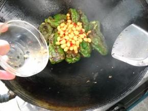 淋入适量清水，焖一下。