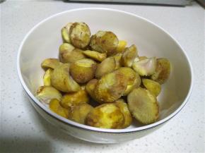 等待蛋糕坯晾凉的时间准备栗子奶油陷。生栗子用蒸锅蒸20分钟左右，取出几颗整个的栗子仁备用