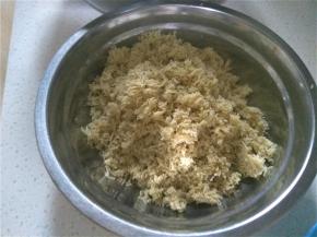 在过筛好的栗子蓉中加入25g淡奶油和25g的蜂蜜，搅拌均匀。