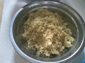在过筛好的栗子蓉中加入25g淡奶油和25g的蜂蜜，搅拌均匀。