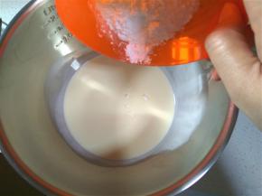 在淡奶油中加入细砂糖，打至纹路明显，打蛋器提起能拉出坚挺的角。