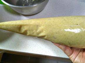 将栗子蓉加入打发好的淡奶油中，搅拌均匀，装入裱花袋，放冰箱冷藏1小时。
