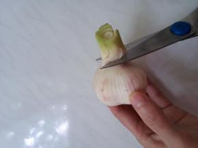 大蒜剪去硬梗。