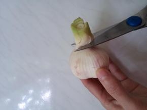 大蒜剪去硬梗。