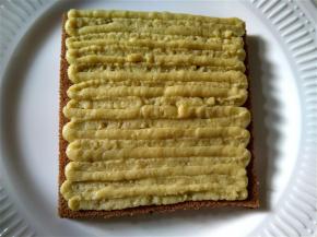 第一层挤好后，再放上一层蛋糕，同样的方式再挤一层。然后放上第三块再挤一层栗子奶油馅，再将最后一块蛋糕放上。