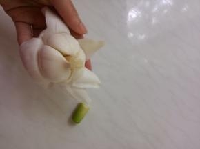 剥去层层外皮，留薄薄的一层蒜皮就可以了。