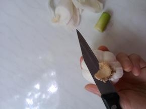 用刀切去底部的根。