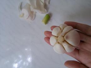 这样完整的一颗大蒜处理完毕。