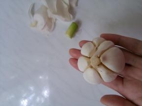 这样完整的一颗大蒜处理完毕。