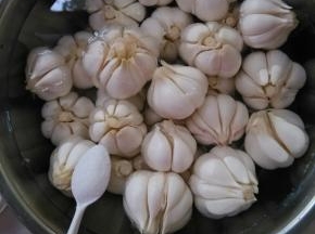 大蒜用清水清洗几遍后，添加能没过大蒜的清水，加30克盐，搅拌均匀。这一步是给大蒜消毒。