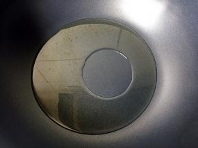 热锅倒油烧至八成热。