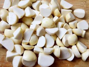 将芋儿切滚刀块。