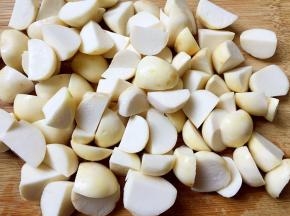 将芋儿切滚刀块。