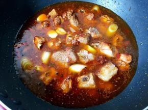 加入适量清水淹没菜煮开。