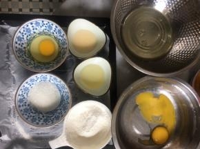 准备所有材料蛋白跟蛋黄分开，蛋白放进无油无水的盆子里