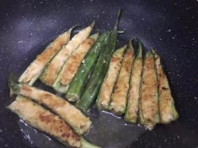 煎至2分钟，肉变红，翻面，2分钟后加适量清水，盖上锅盖焖2分钟